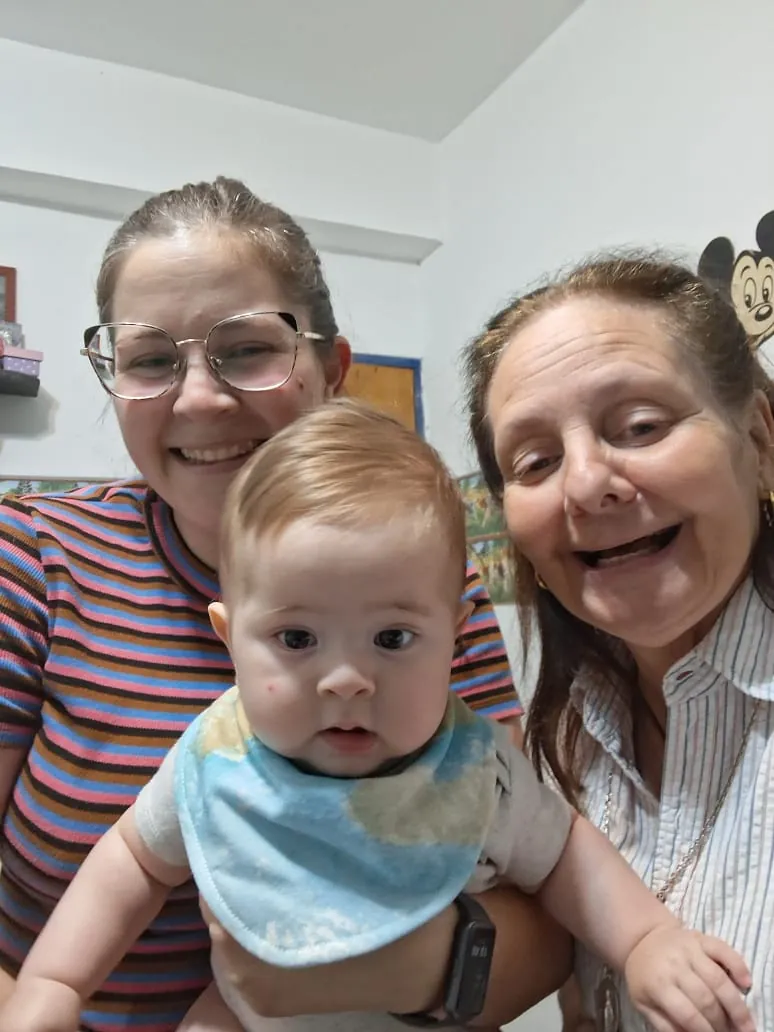 Selfie de una mamá con su bebé en brazos junto a la doctora, las dos sonriendo.